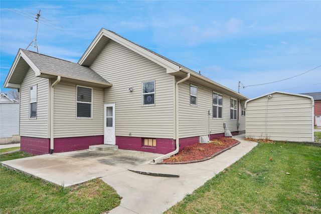 510 N 3rd Avenue E, Newton, IA 50208