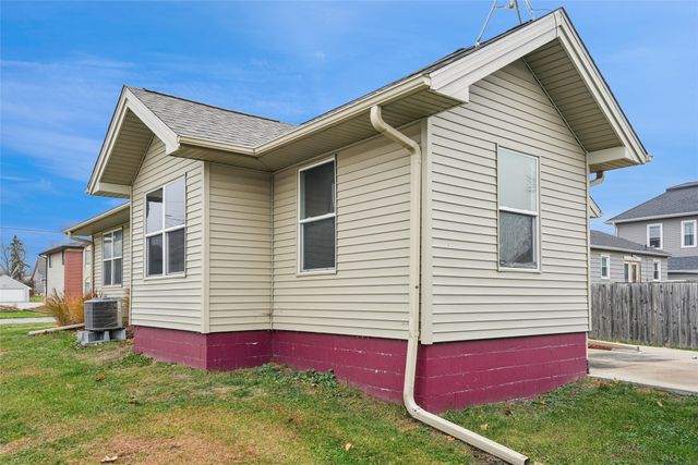 510 N 3rd Avenue E, Newton, IA 50208