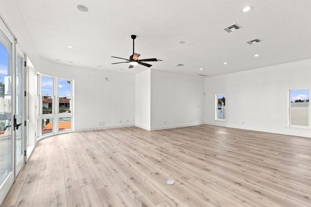 461 PALM ISLAND NE, Clearwater Beach, FL 33767