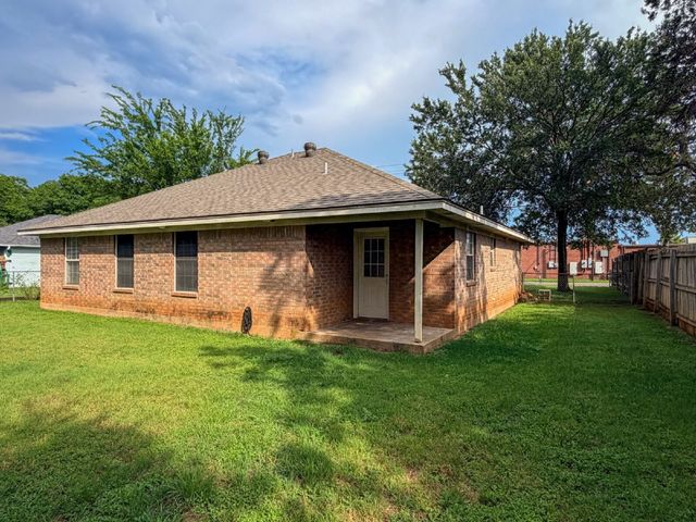 1202 Spell Avenue, Cleburne, TX 76033
