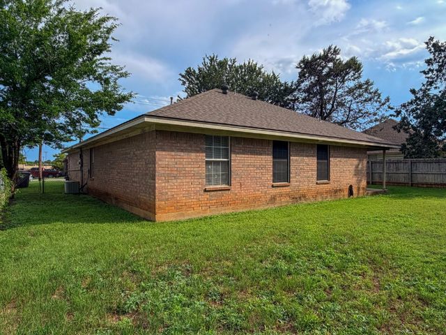 1202 Spell Avenue, Cleburne, TX 76033