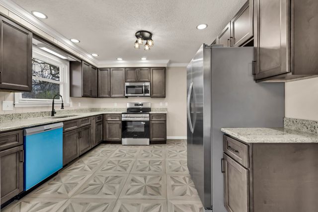 139 W Regent Dr, Clarksville, TN 37043