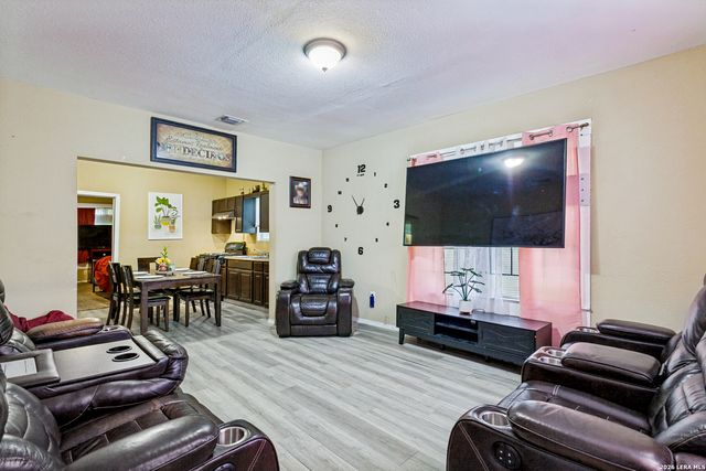 522 E WHITTIER ST, San Antonio, TX 78210