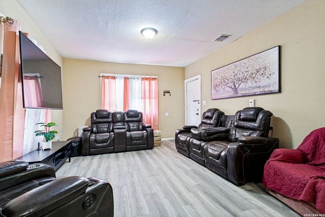 522 E WHITTIER ST, San Antonio, TX 78210