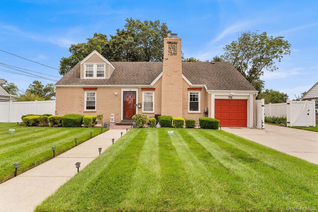 711 Charter Court, Uniondale, NY 11553 — exterior