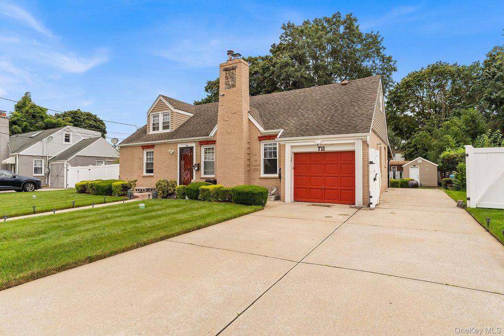 711 Charter Court, Uniondale, NY 11553 — photo 3