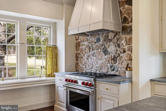 2950 WINDY BUSH RD, Newtown, PA 18940