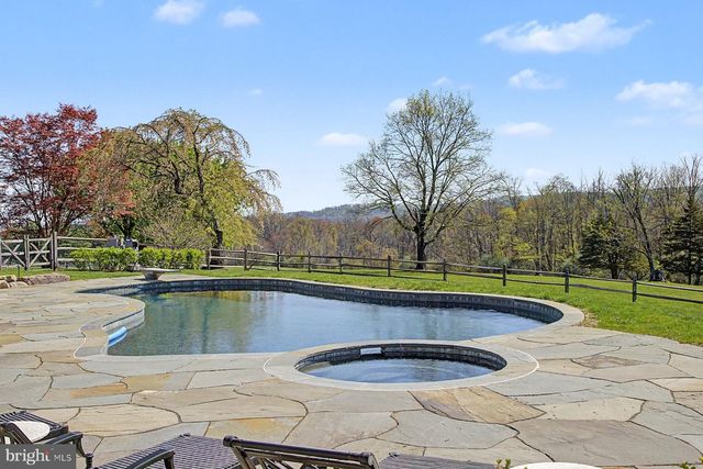 2950 WINDY BUSH RD, Newtown, PA 18940