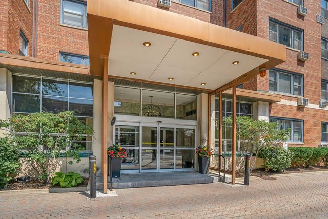 2909 N Sheridan Road 1702, Chicago, IL 60657