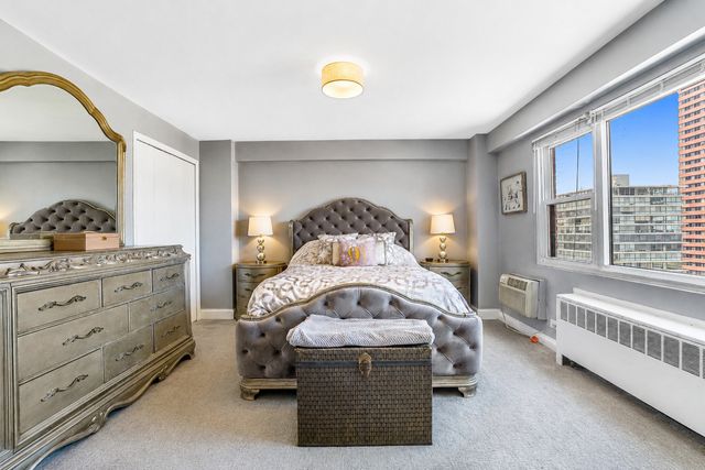2909 N Sheridan Road 1702, Chicago, IL 60657