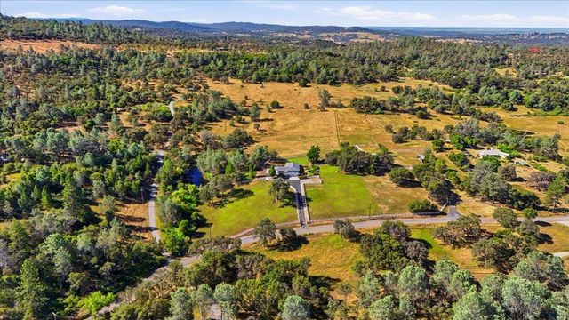 22233 Mccourtney Rd, Grass Valley, CA 95949