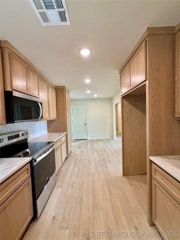 12005 E 85th Place North, Owasso, OK 74055