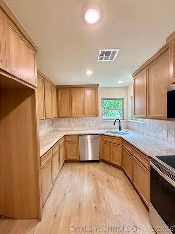 12005 E 85th Place North, Owasso, OK 74055
