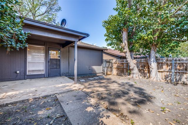 2733 Saint George Place, Arlington, TX 76015