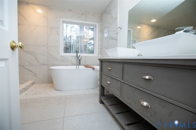 107 Cabells Ct, Farmville, VA 23901