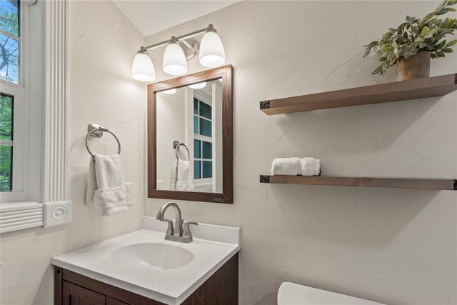 198 Lake Drive, Enchanted Oaks, TX 75156