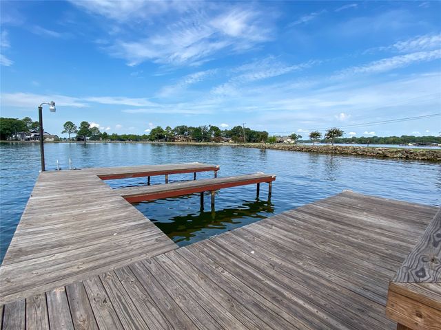 198 Lake Drive, Enchanted Oaks, TX 75156