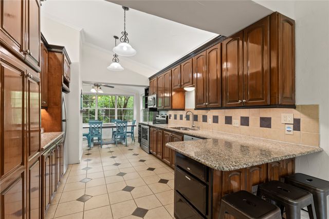 198 Lake Drive, Enchanted Oaks, TX 75156