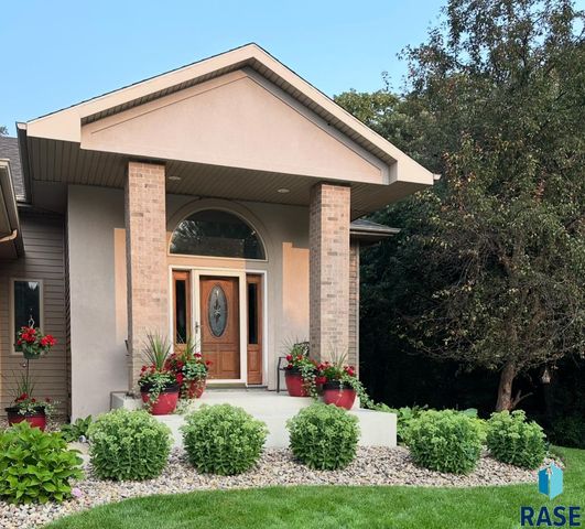 7 N Sun Valley Pl, Sioux Falls, SD 57110