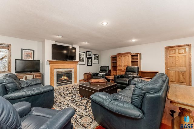 7 N Sun Valley Pl, Sioux Falls, SD 57110