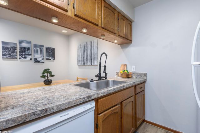 29846 Utica Road, Roseville, MI 48066