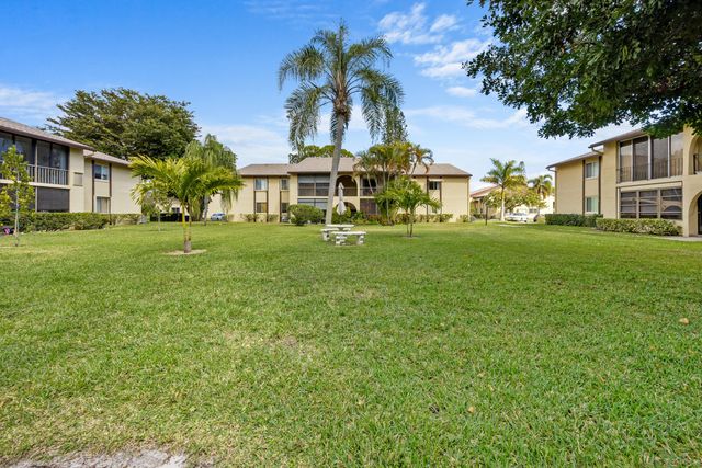 306 Pine Ridge Circle B-2, Greenacres, FL 33463