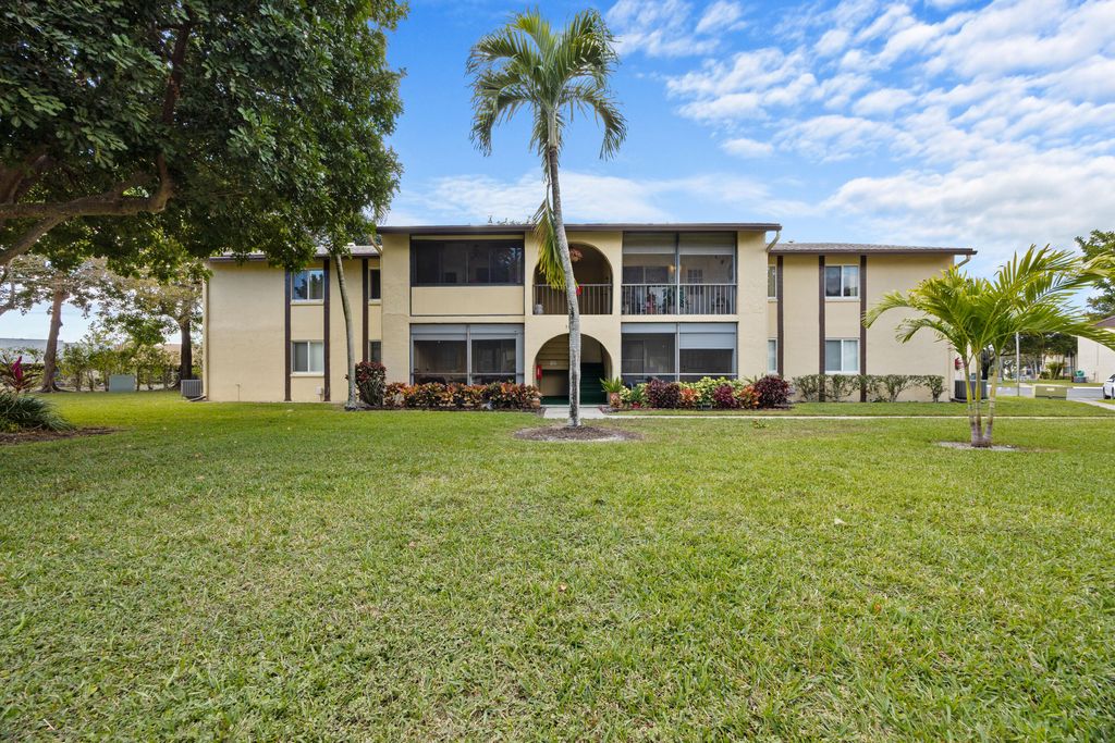 306 Pine Ridge Circle B-2, Greenacres, FL 33463