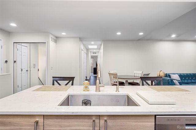 6610 Fieldstone Court, West Bloomfield Charter Township, MI 48322