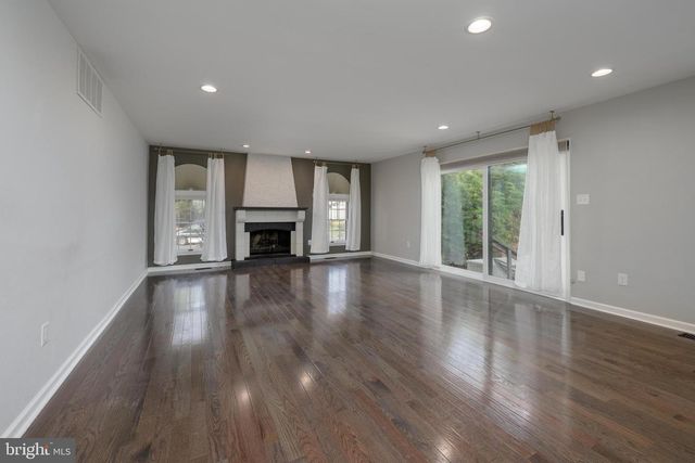 102 UNION MILL TER, Mount Laurel, NJ 08054