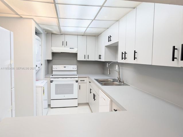 10000 NW 80th Ct 2211, Hialeah Gardens, FL 33016