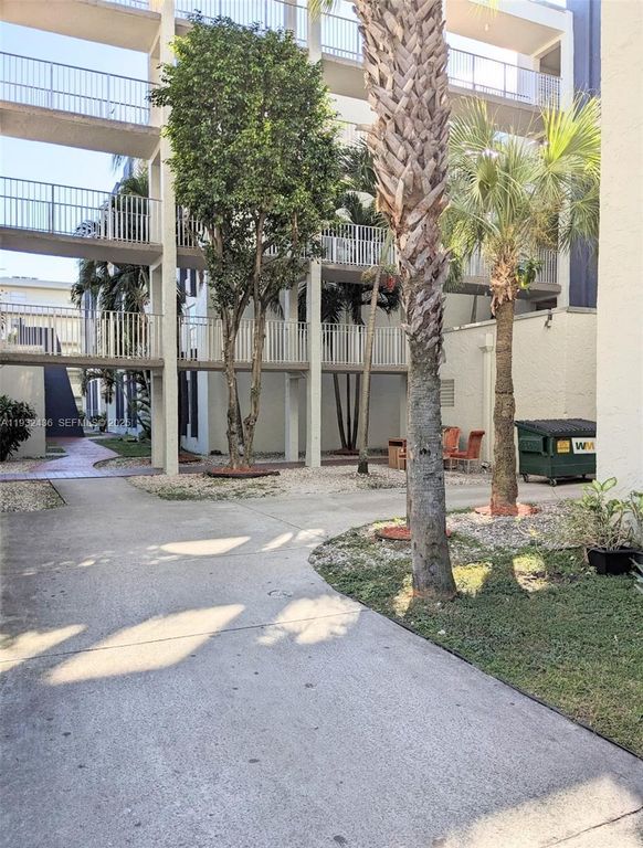 10000 NW 80th Ct 2211, Hialeah Gardens, FL 33016