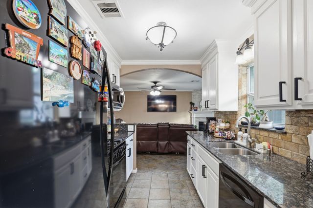 2414 Loch Lomond Street, Highlands, TX 77562