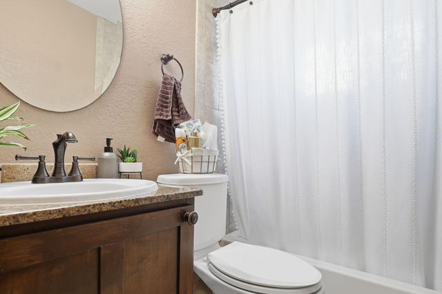 2414 Loch Lomond Street, Highlands, TX 77562