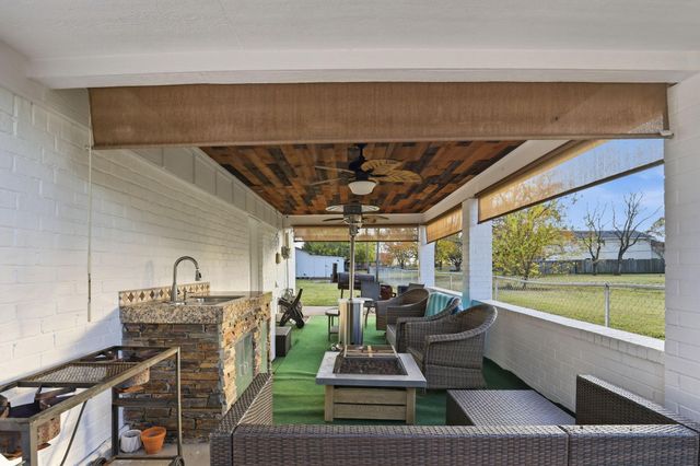 2414 Loch Lomond Street, Highlands, TX 77562