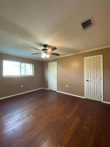 2414 Loch Lomond Street, Highlands, TX 77562