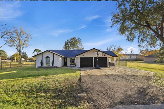 2414 Loch Lomond Street, Highlands, TX 77562