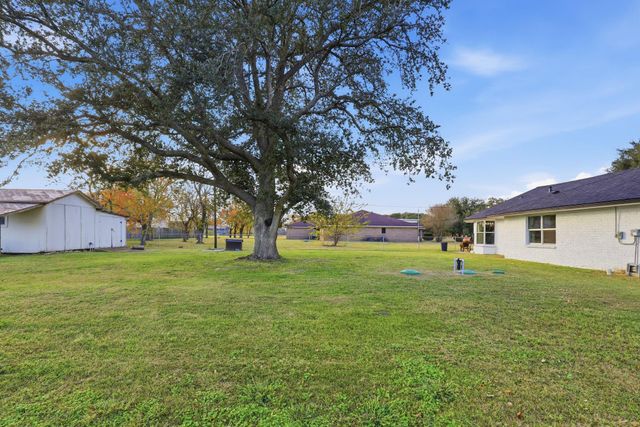 2414 Loch Lomond Street, Highlands, TX 77562