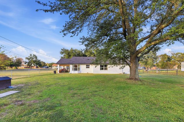 2414 Loch Lomond Street, Highlands, TX 77562