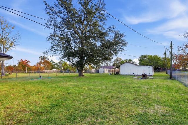 2414 Loch Lomond Street, Highlands, TX 77562