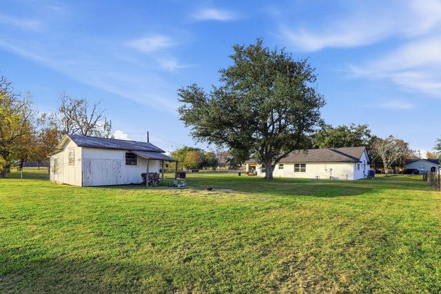 2414 Loch Lomond Street, Highlands, TX 77562