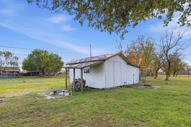 2414 Loch Lomond Street, Highlands, TX 77562