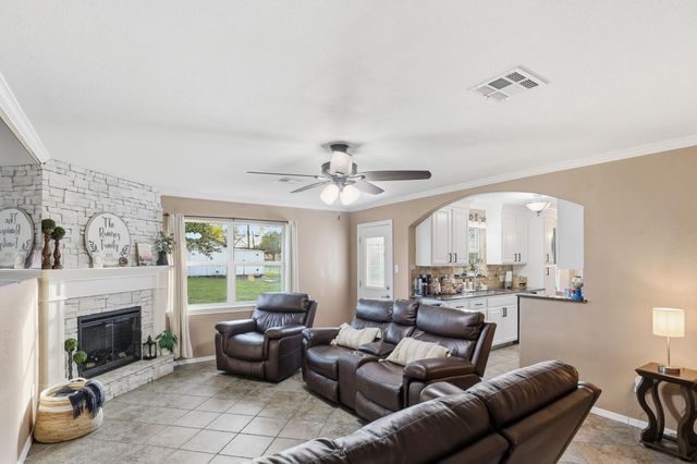 2414 Loch Lomond Street, Highlands, TX 77562