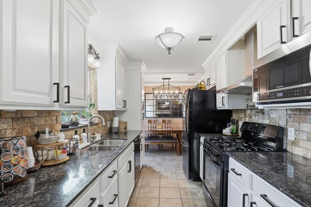 2414 Loch Lomond Street, Highlands, TX 77562