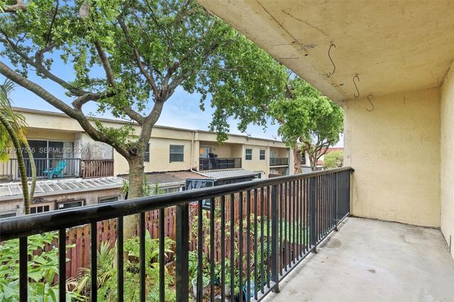 4165 SW 66th Ter 109, Davie, FL 33314