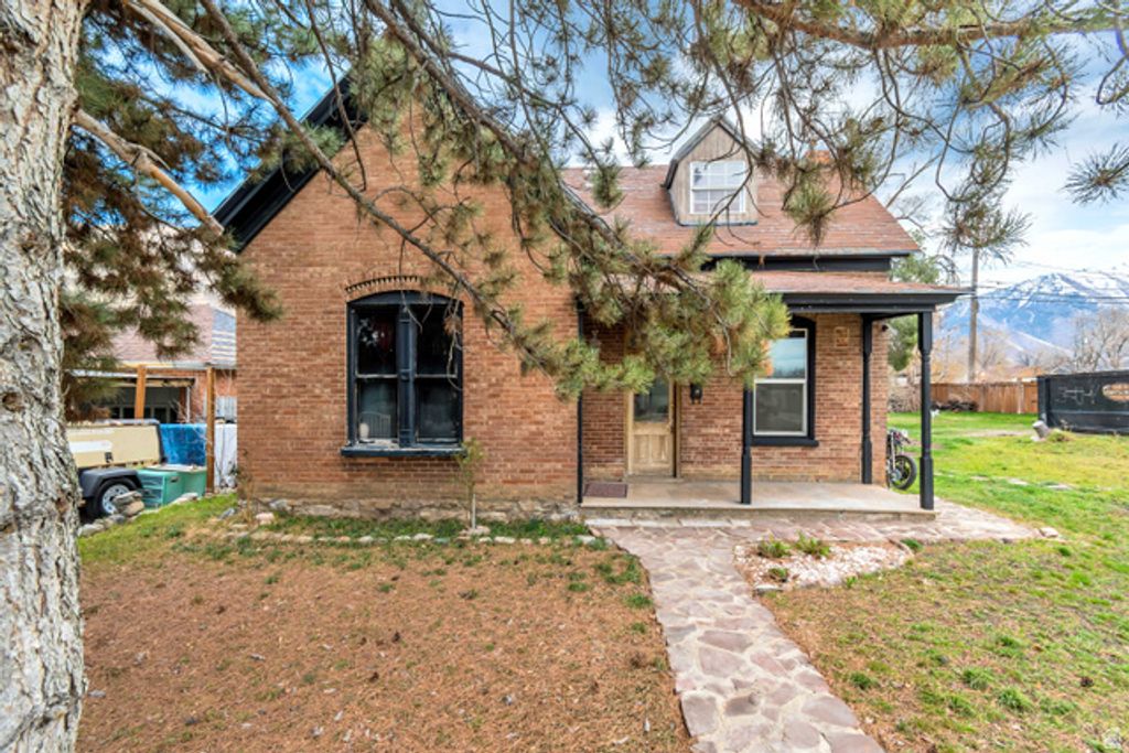 585 S 400 E, Springville, UT 84663