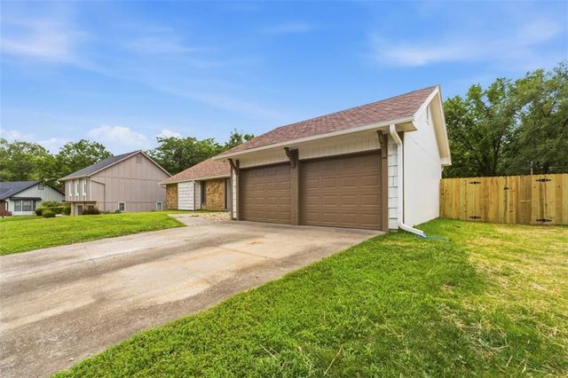 219 NW Redwood Court, Lee's Summit, MO 64064