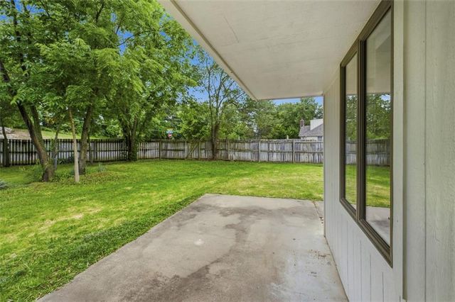 219 NW Redwood Court, Lee's Summit, MO 64064