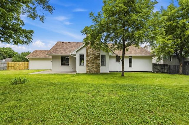 219 NW Redwood Court, Lee's Summit, MO 64064