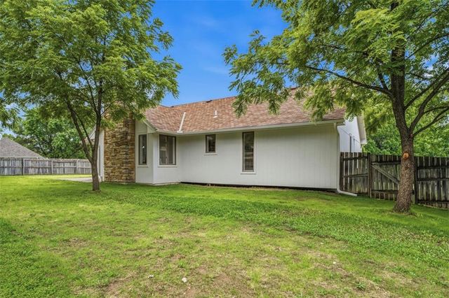 219 NW Redwood Court, Lee's Summit, MO 64064