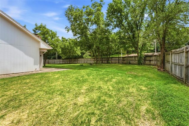 219 NW Redwood Court, Lee's Summit, MO 64064